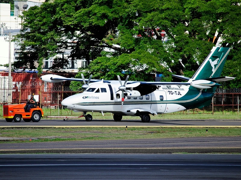 El Let-410 es un avi�n bastante usual en el pa�s. Foto: Peter Gardwood